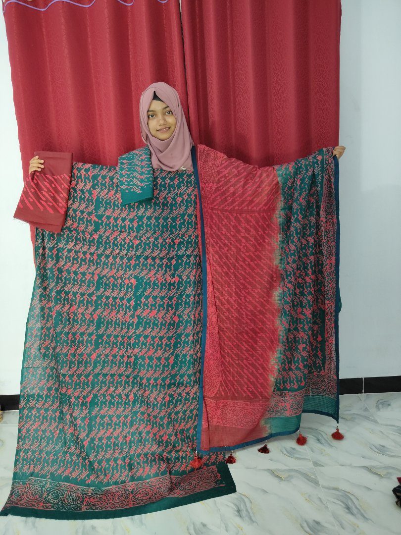 বাটিক থ্রি-পিস।